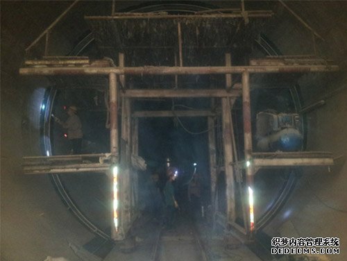 聚脲防水防腐涂料噴涂機(jī)(圖2) 穿黃工程聚脲防水施工